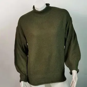 Primer plano de un suéter de punto verde de cuello alto para mujer en maniquí