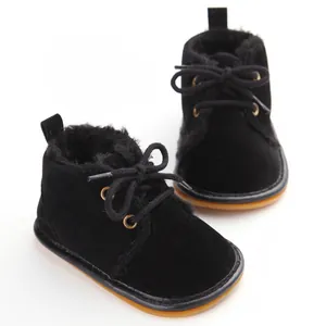 Warme schwarze Baby-Winterstiefel mit rutschfester Gummisohle für Säuglinge von 0-1 Jahr.