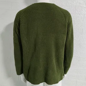 Vista posteriore dettagliata del maglione a maglia grossa verde scuro da uomo su manichino
