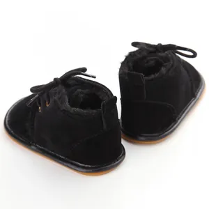 Detailansicht schwarzer Baby-Winterstiefel mit warmem Futter und Gummisohle