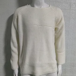 Dettaglio maglione bianco slim fit da uomo con motivo a coste testurizzato e girocollo.