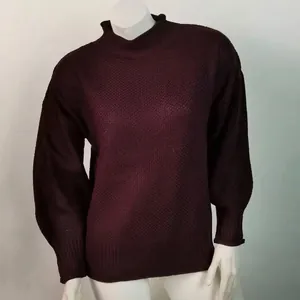 Primer plano de la textura de punto de este jersey burdeos oscuro de cuello alto
