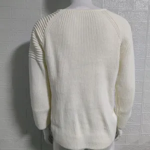 Vista posteriore di un maglione da uomo bianco slim fit in maglia con dettagli a coste.