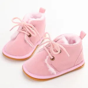 Detailaufnahme von rosa Baby-Winterstiefeln mit warmem Kunstfellfutter und Gummisohle.