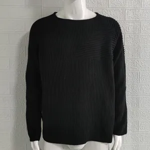 Maglione da uomo in maglia nera a girocollo esposto su un manichino bianco