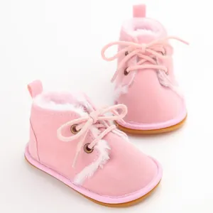 Detailansicht rosa Baby-Winterstiefel mit weichem Kunstfellfutter und rutschfester Gummisohle.