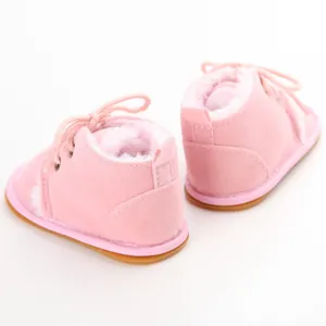 Rosa Baby-Winterstiefel mit warmem Kunstfellfutter und rutschfesten Gummisohlen.