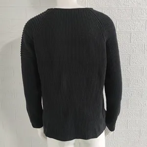 Vista posteriore di un maglione da uomo in maglia a coste nere con maniche texture