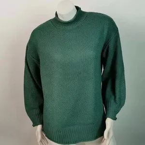Primer plano de un jersey de punto oversize verde oscuro con cuello alto