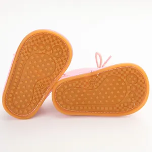 Detailansicht der rutschfesten Gummisohle dieser rosa Baby-Winter-Laufschuhe für Kleinkinder