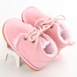 Detailansicht der rosa Baby-Winterstiefel mit warmem Kunstfellfutter und Gummisohle