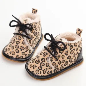 Detailaufnahme von Baby-Lernlaufschuhen mit Leopardenmuster, warmem Fleecefutter und rutschfester Sohle