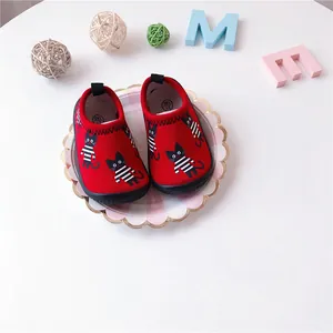 Red baby slip-on canvas shoes with cute cartoon cat pattern for toddlers