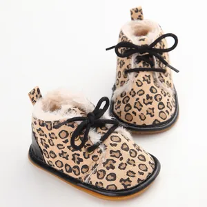 Detailaufnahme warmer Baby-Winterstiefel mit Leopardenmuster und weißem Kunstfell