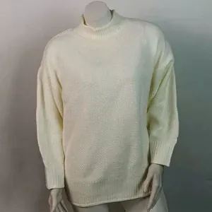 Primer plano de un jersey de cuello alto blanco crema de talla grande sobre maniquí