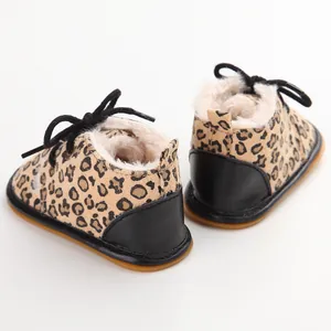 Detailansicht der Baby-Winterstiefel mit Leopardenmuster und weichem weißem Plüschfutter