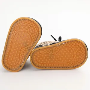 Detailansicht der rutschfesten Gummisohle für Baby-Lauflernschuhe mit Leopardenmuster