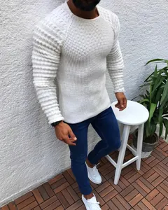 Detailansicht eines weißen Herren-Strickpullovers mit strukturiertem Zopfmuster.
