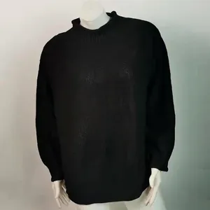Elegante jersey de punto negro con cuello alto y trama estructurada en maniquí