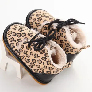 Nahaufnahme von Leoparden-Babystiefeln mit weichem Kunstfellfutter und rutschfester Sohle.