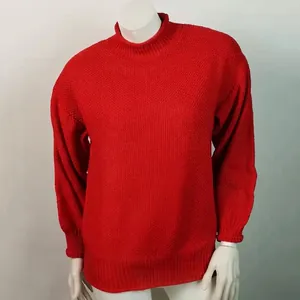 Primer plano detallado de un cómodo jersey de cuello alto rojo de gran tamaño para mujer