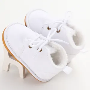 Detailansicht weißer Baby-Winterstiefel mit warmem Kunstfellfutter und rutschfester Gummisohle.