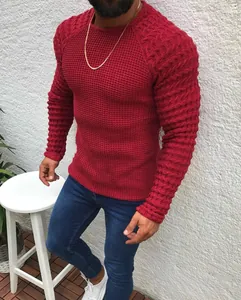 Detailansicht eines roten, schmal geschnittenen Herrenpullovers mit Waffelstrickmuster
