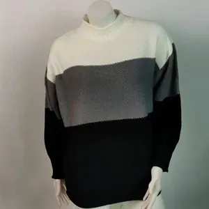Vista detallada del jersey de punto de cuello alto tricolor para mujer en maniquí