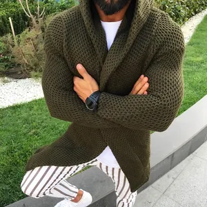 Gros plan sur un cardigan à capuche vert olive pour homme avec coupe ajustée