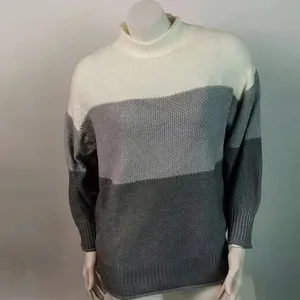 Vista detallada de un suéter de punto para mujer con cuello alto y bloques tricolores