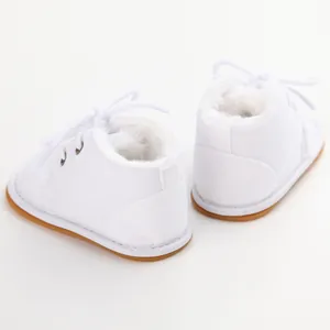 Detailansicht der weißen Baby-Winterstiefel mit warmem Fellfutter und rutschfester Sohle