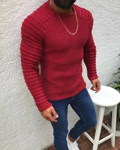 Detailansicht eines roten, schmal geschnittenen Herren-Strickpullovers mit Rundhalsausschnitt.