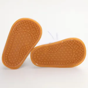 Detaillierte Nahaufnahme der braunen rutschfesten Gummisohle für Baby-Lauflernschuhe