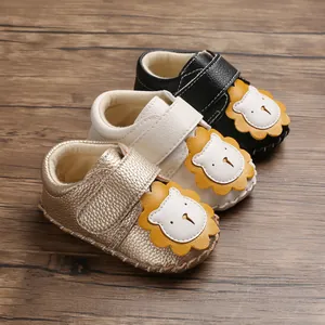 Detailansicht von drei Paaren weicher Babylauflernschuhe mit süßem Löwen-Cartoon-Design
