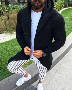 Détail de la texture en maille nid d'abeille d'un cardigan à capuche noir pour hommes