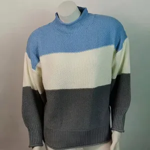 Vista detallada de un jersey de punto de cuello alto con textura suave de canalé