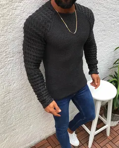 Nahaufnahme eines schmal geschnittenen Herren-Strickpullovers mit Zopfmuster-Struktur