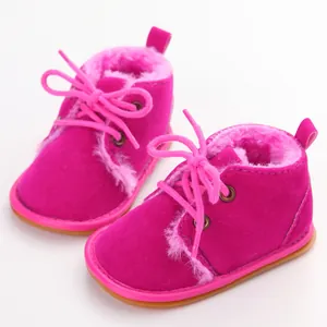 Detailansicht der leuchtend rosa Baby-Winterstiefel mit Pelzfutter und rutschfesten Sohlen