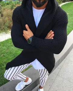 Vue détaillée d'un gilet en maille noir à capuche coupe ajustée pour homme pour l'automne
