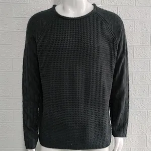 Detailansicht der schwarzen Waffelstrick-Textur beim Herren-Rundhals-Langarm-Strickpullover.
