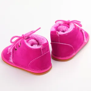 Detailansicht von rosa gefütterten Baby-Winterstiefeln mit rutschfester Gummisohle