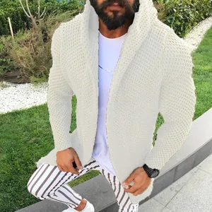Vue détaillée d'un cardigan blanc à capuche pour homme avec motif en maille texturée
