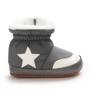 Vue latérale détaillée de bottes de neige grises pour bébé avec un motif d'étoile