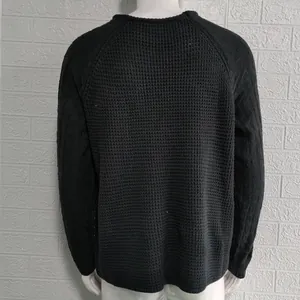 Rückansicht des schwarzen Herrenstrickpullovers mit Waffel- und Zopfstrickdetails