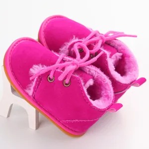 Detailansicht von pinken Baby-Winterstiefeln mit warmem Futter und Schnürung.