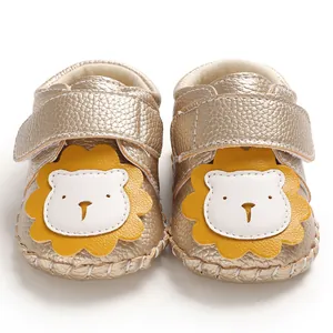 Detailansicht goldener Lauflernschuhe für Babys mit süßem Löwen-Cartoon-Muster