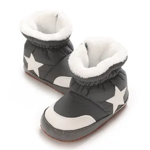 Gros plan de bottes de neige pour bébé avec motif étoile et doublure polaire chaude