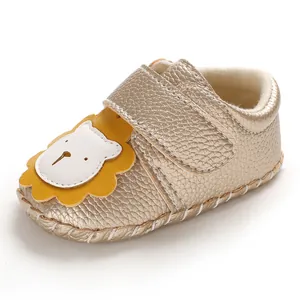 Detailansicht goldener Babylauflernschuh mit niedlichem Löwen und Klettverschluss