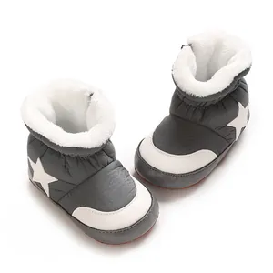 Vue détaillée de bottes de neige grises pour bébé avec étoile et doublure pelucheuse