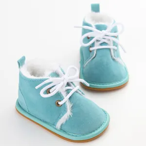 Türkisfarbene Baby-Winterstiefel mit warmem Fellfutter und rutschfesten Gummisohlen